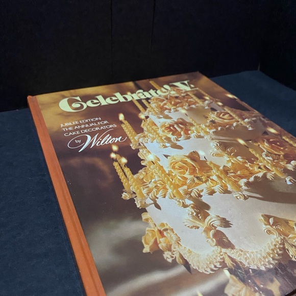 Celebrate! Jubilee edition the annual for cake decorators by Wilton - Picture 5 of 7